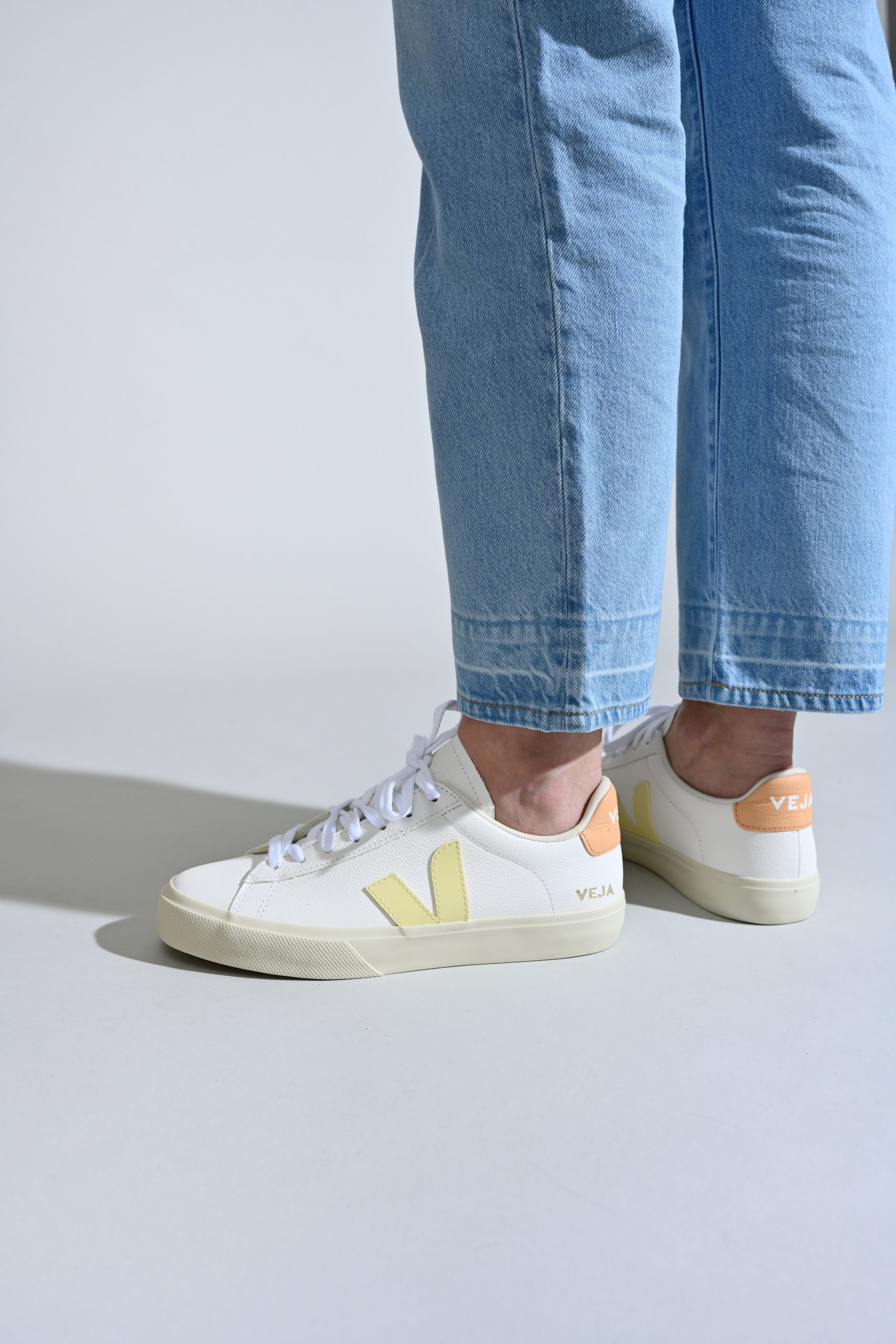 VEJA CAMPO Chromefree leather white sun peach